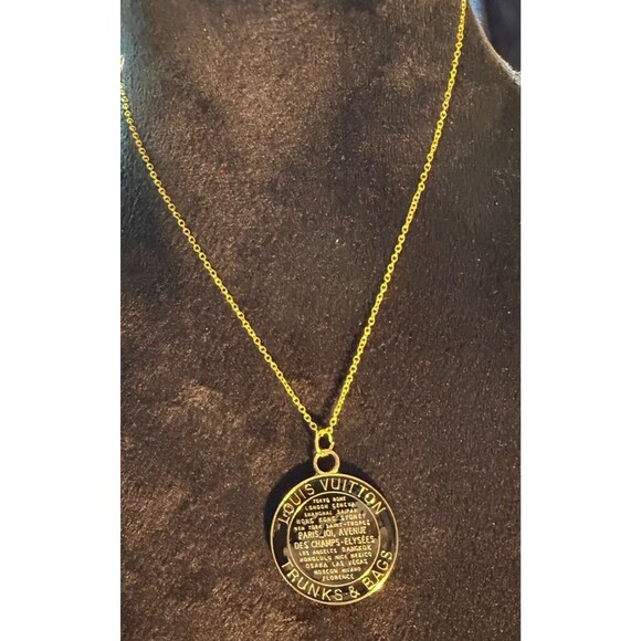 Unbranded Gold/Black Trunks/Bags Round Charm on Gold Tone Unbranded 18” Necklace - Picture 1 of 9